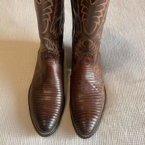 Dark Brown men’s cowboy boots.  Lizard . Size 10